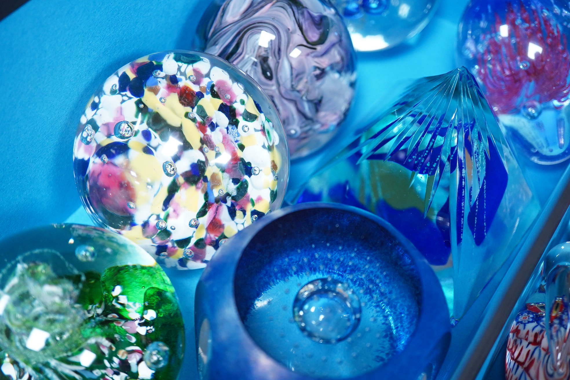 A large collection of 20th century glass paperweights (35)